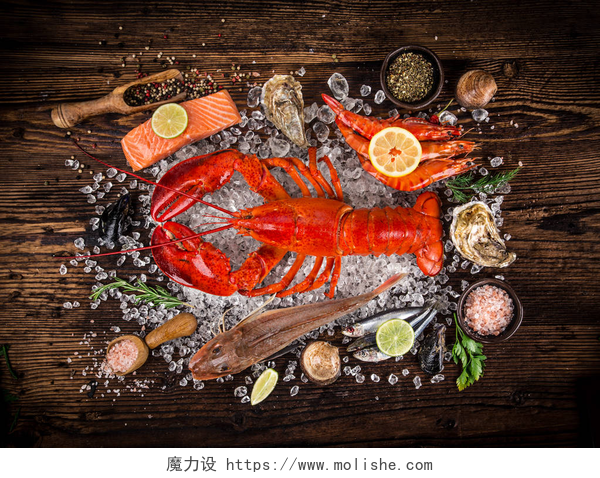 新鲜美味的海鲜放在旧木桌上新鲜美味的海鲜放在旧木桌上.